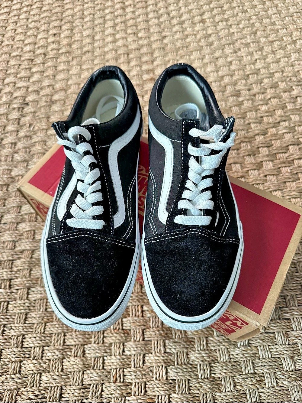 Vans Old Skool Black & White Sneakers – Men’s 7 / Women’s 8.5